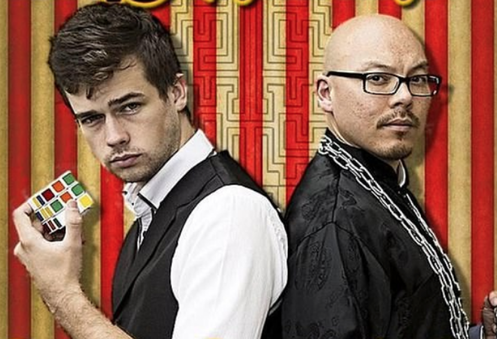 Gioco di prestigio finisce male: mago colpito in testa da una balestra