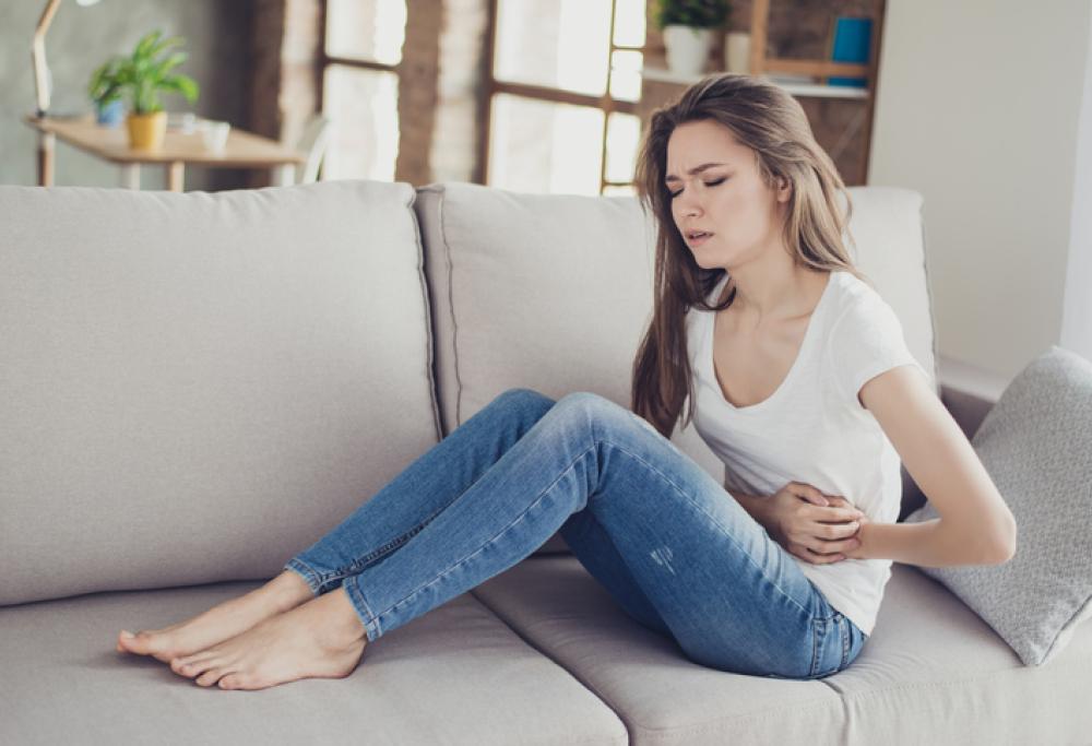 Dolori mestruali? Le donne stanno a casa da lavoro e scuola 9 giorni l'anno