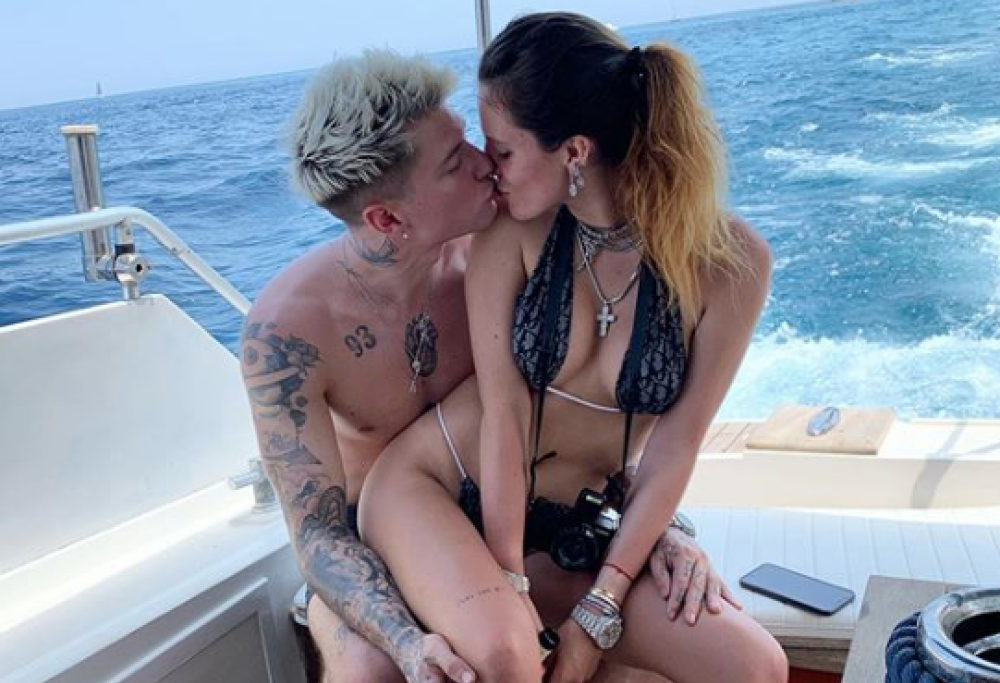 Bella Thorne si gode le vacanze italiane con il suo Benji