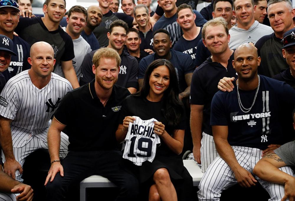 Harry, geloso di Meghan, scherza con i giocatori alla partita di baseball