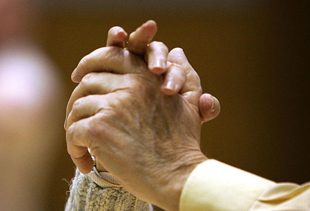 Scopre che la moglie è morta: 90enne rifiuta l'ossigeno e muore poche ore dopo
