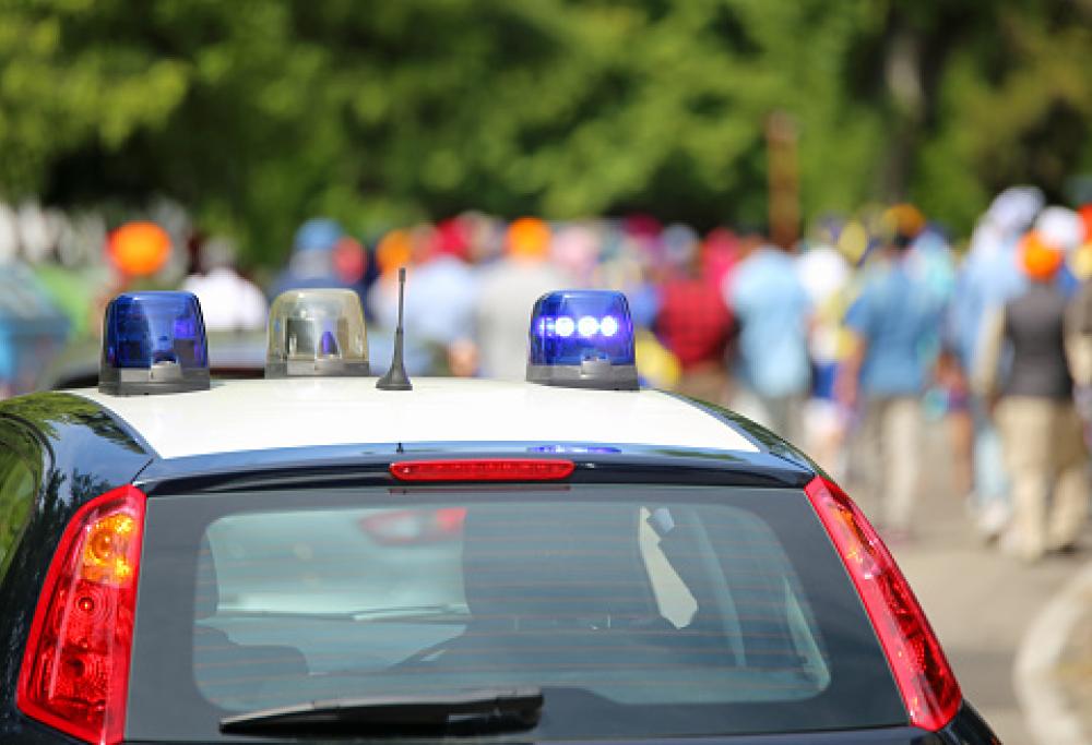 Donna viene fermata da un Carabiniere e lo aggredisce mordendolo