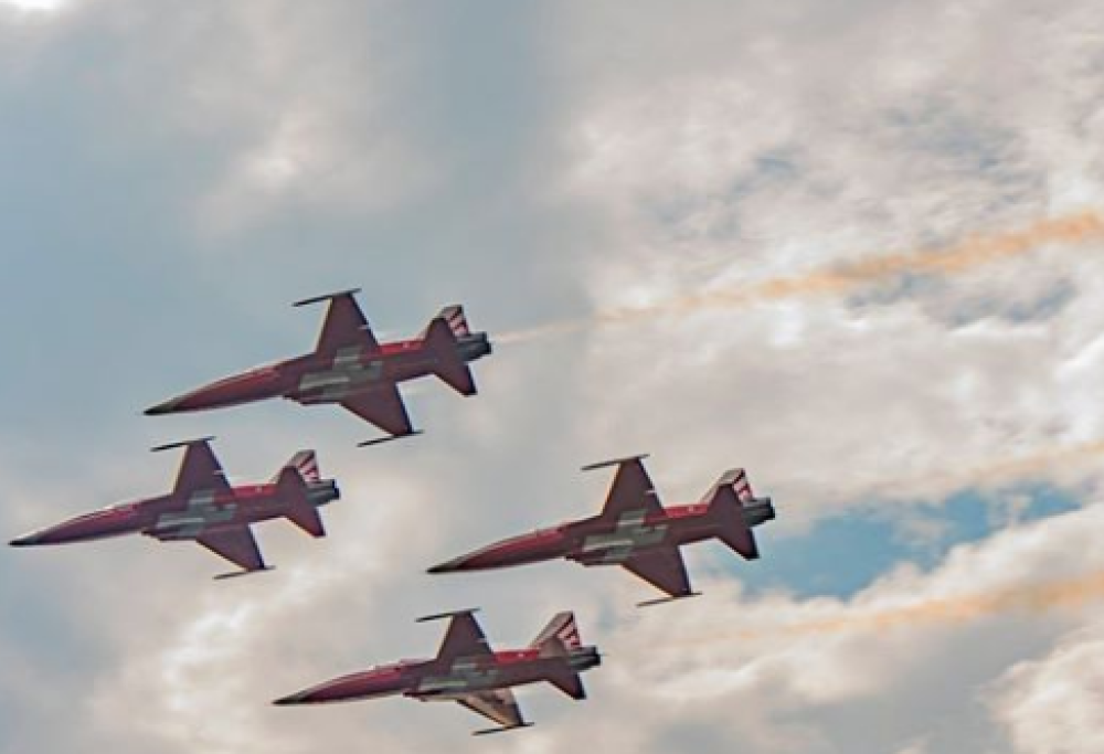 La pattuglia aerea acrobatica svizzera sbaglia festa e sorvola un’altra cittadina