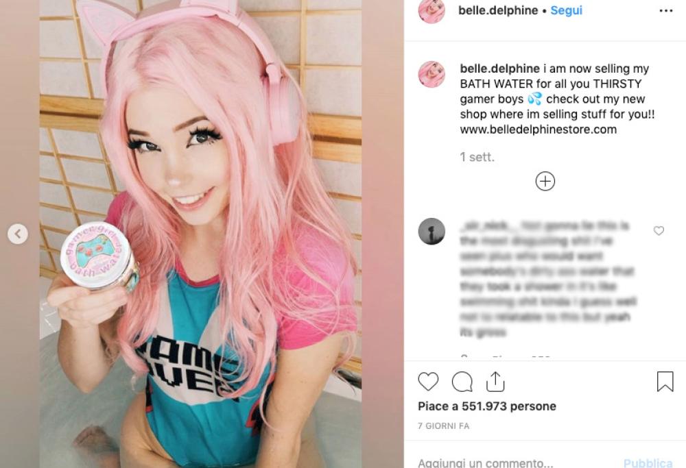 Questa ragazza vende l'acqua con cui ha fatto il bagno a 30 dollari e fa il botto
