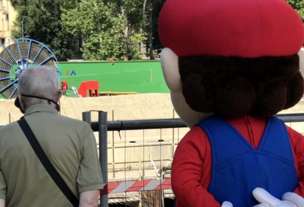 Super Mario diventa ‘umarell’ e si mette a osservare i cantieri della M4 di Milano