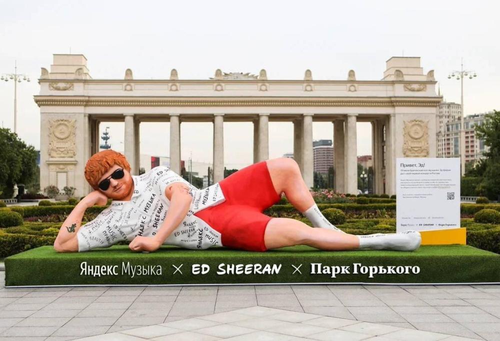 Ed Sheeran: a Mosca spunta una statua gigante dedicata a lui