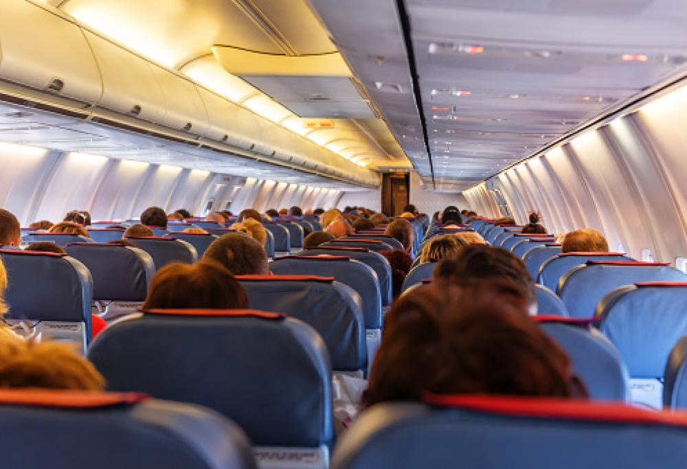 Donna perde le staffe in volo: prima prova a fare irruzione nella cabina di pilotaggio poi ad aprire il portellone