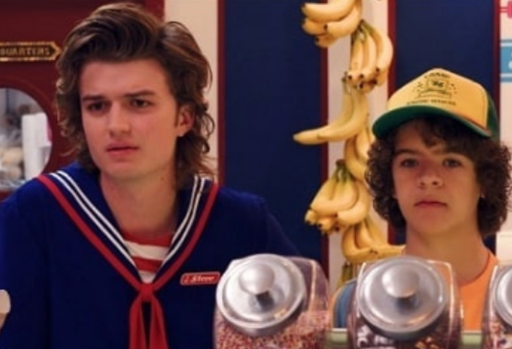 Steve di Stranger Things si dà alla musica: il suo singolo “Roddy” è già un successo