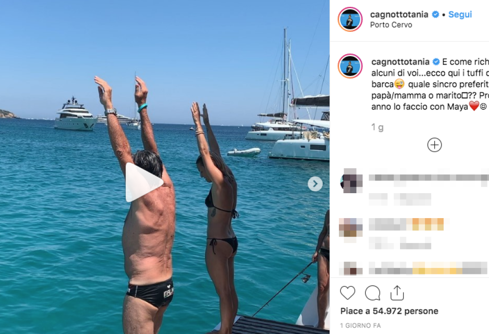 Tania Cagnotto in vacanza si esibisce con i genitori e il marito in tuffi sincronizzati