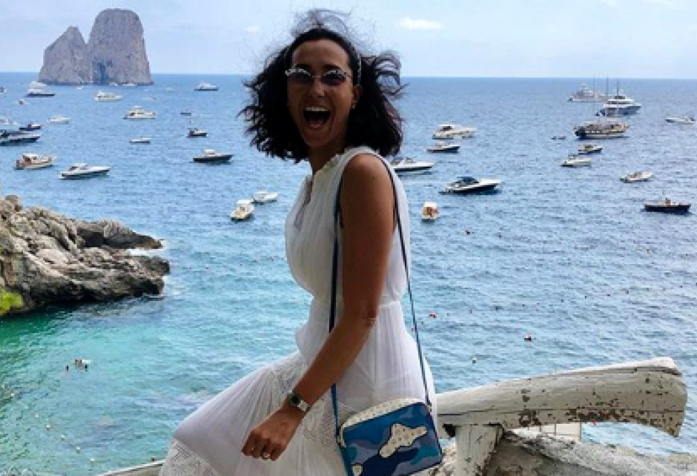 Caterina Balivo raccoglie i rifiuti in abito da sposa, ma non piace a tutti
