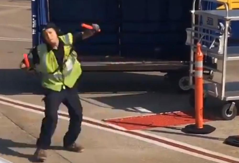 Steward balla scatenato sulla pista dell'aeroporto e conquista i passeggeri