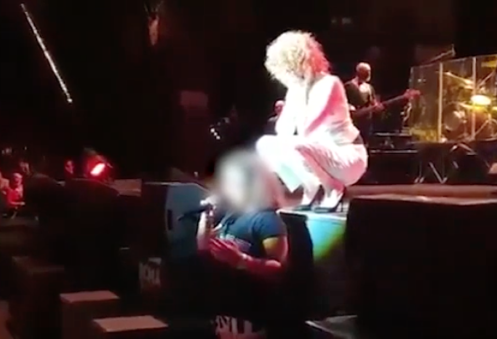 Fiorella Mannoia lascia cantare una fan di 9 anni e si commuove ascoltandola