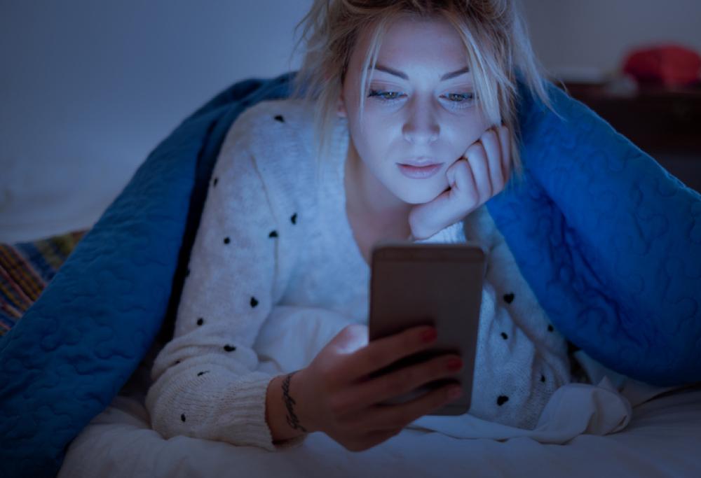 Rischio miopia e astenopia per chi guarda sempre fisso lo smartphone