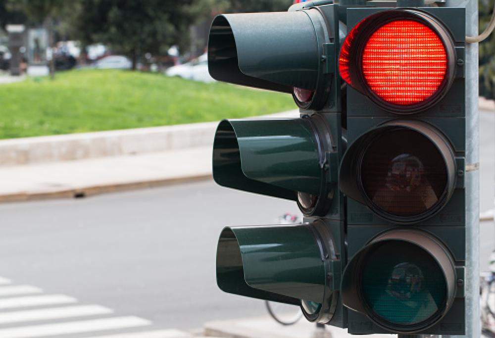 Il padre passa col rosso e il figlio di 5 anni chiama la polizia