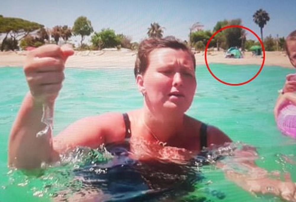 Famiglia di youtuber lascia il neonato solo in spiaggia mentre fa il bagno:  è polemica