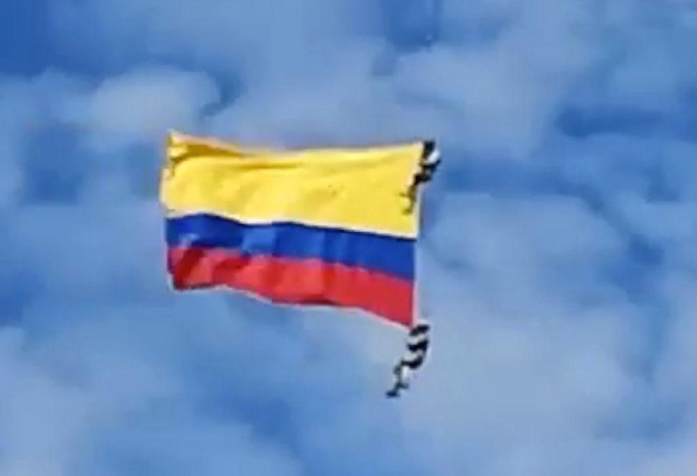 Tragedia in volo: 2 militari precipitano durante una parata in Colombia