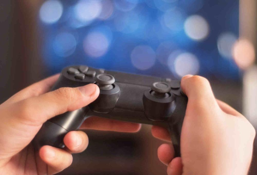 Videogiochi online e grooming: così i pedofili adescano i minori