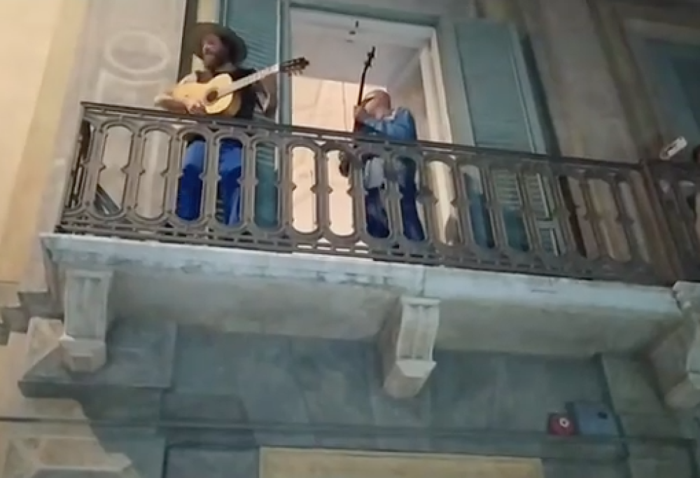 Jovanotti improvvisa un concerto dal balcone di Francis Ford Coppola
