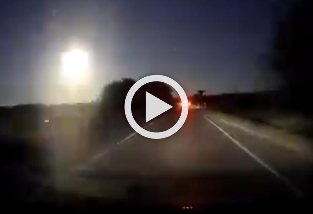 Misteriosa scia luminosa attraversa il cielo in Sardegna: ecco il video