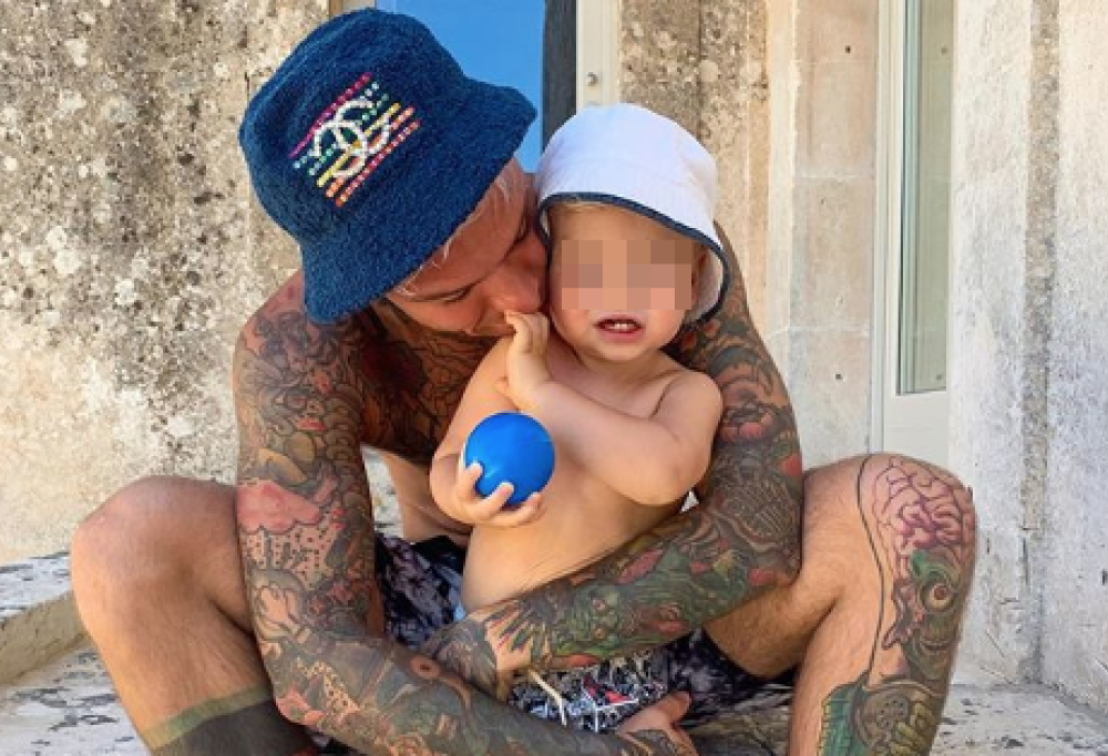 Fedez difende il figlio Leone insultato da un follower, la risposta è epica