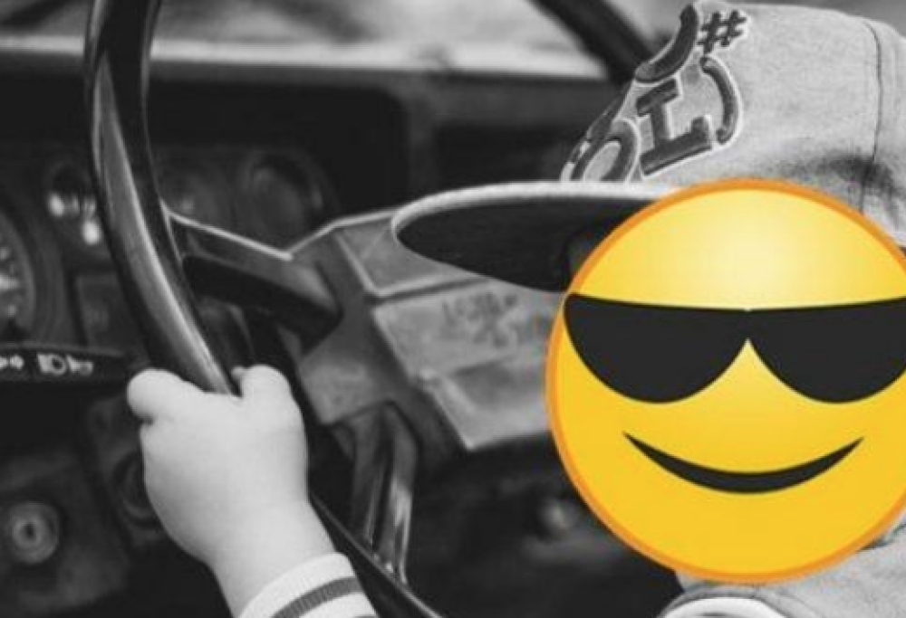 A 8 anni si mette alla guida in autostrada a 140 km/h