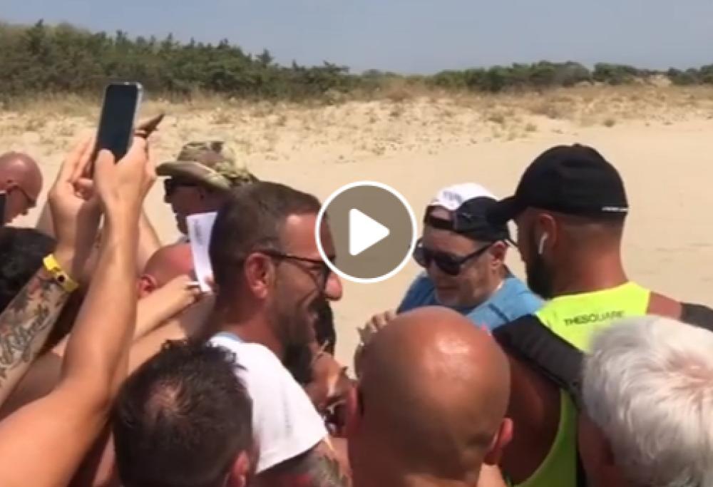 Vasco Rossi incontra i fan in spiaggia e canta con loro “Albachiara"