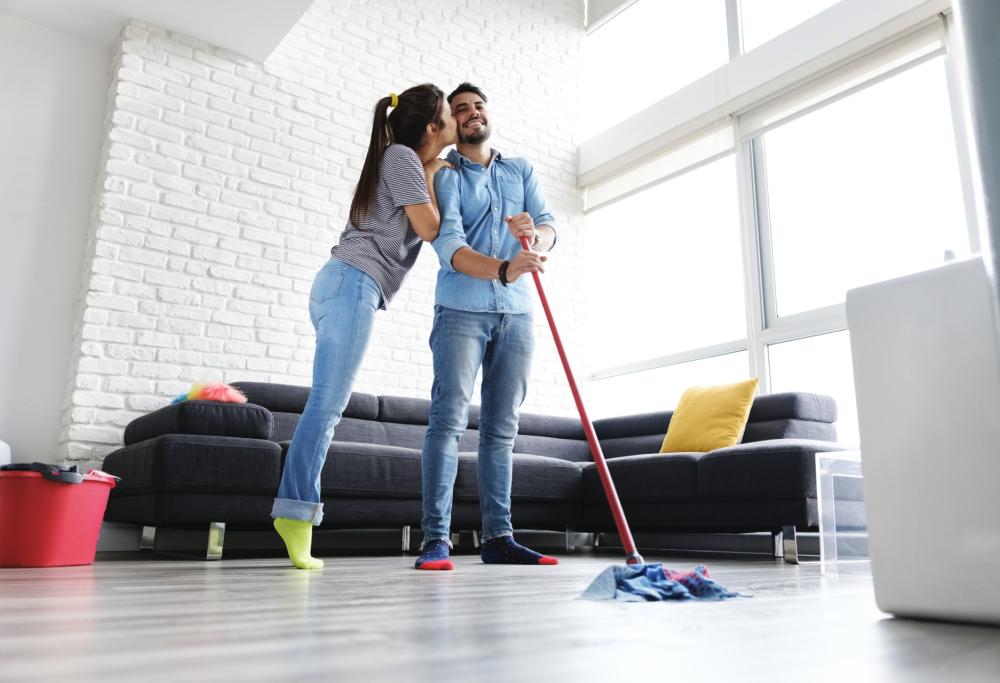 Pulire casa allunga la vita: ecco i motivi scientifici