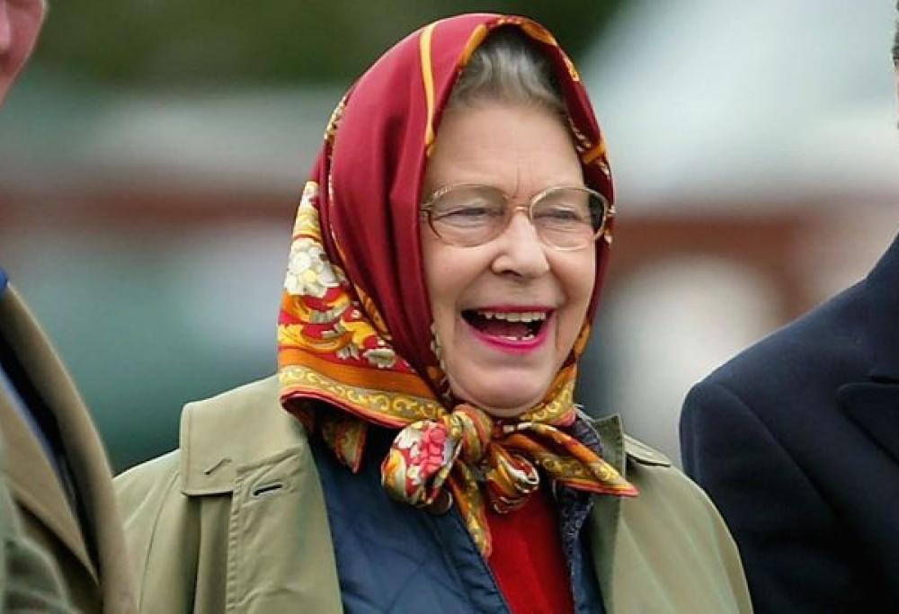 La Regina Elisabetta (non riconosciuta) fa uno scherzo ai turisti americani