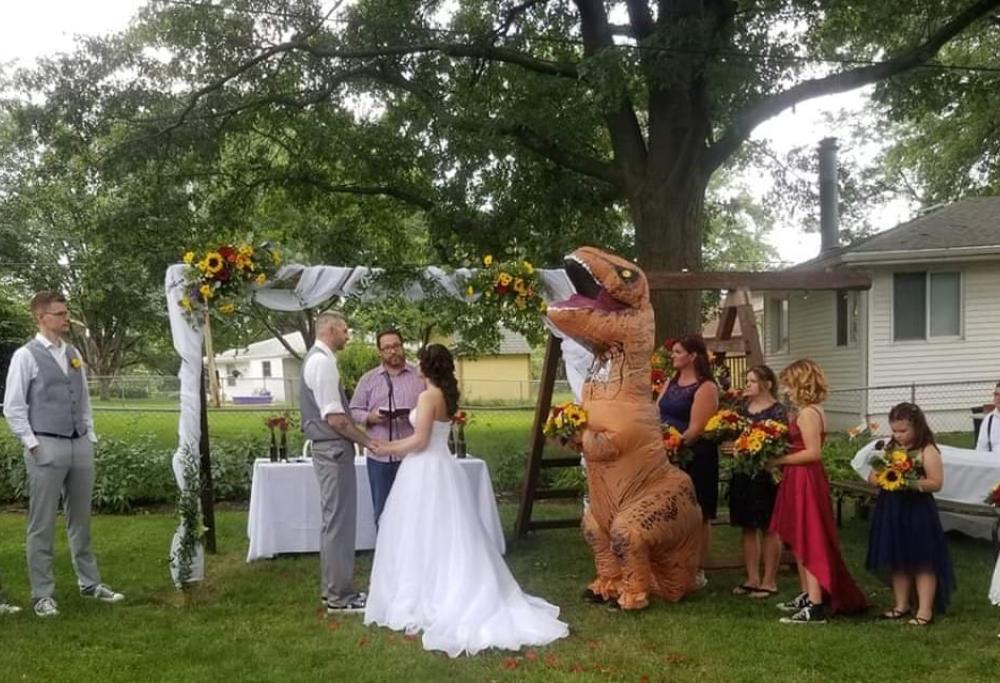Testimone di nozze arriva vestita da T-Rex: "Mia sorella mi aveva detto che potevo indossare qualsiasi cosa"