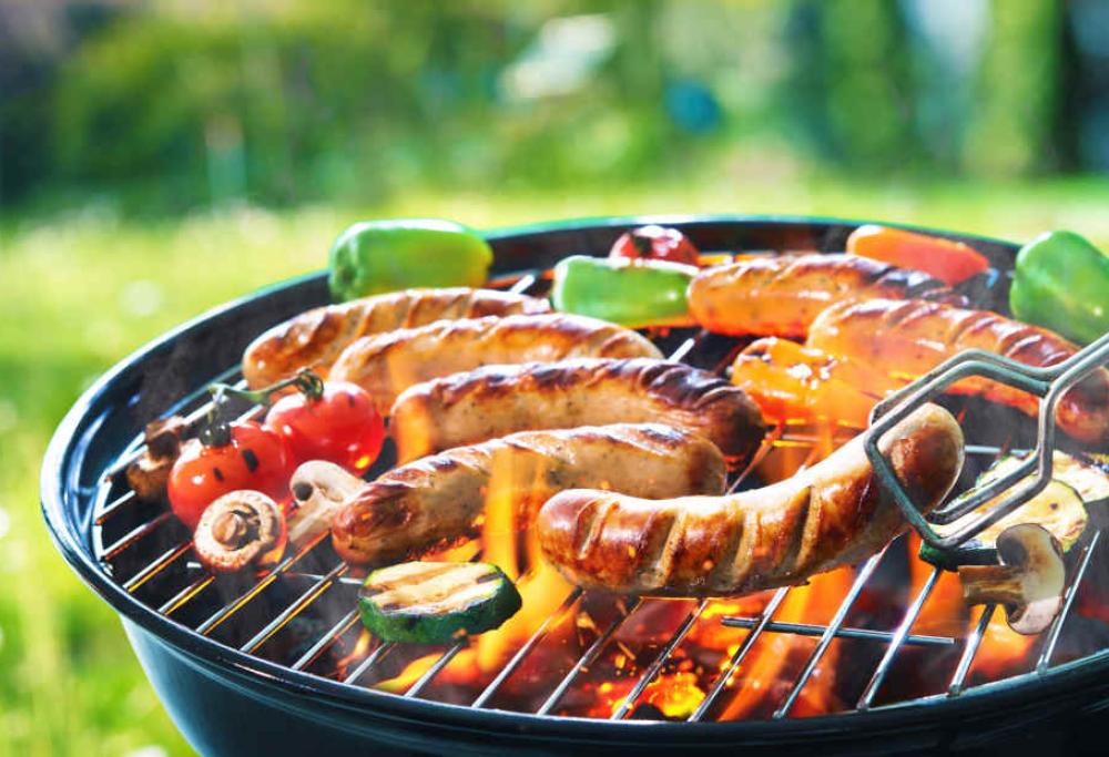 Vegana denuncia il vicino per il barbecue: "Lʼaria è irrespirabile"