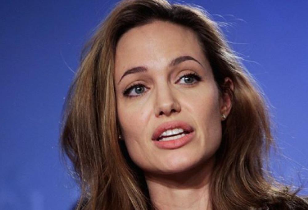 Angelina Jolie porta i figli al poligono: infuria la polemica in rete