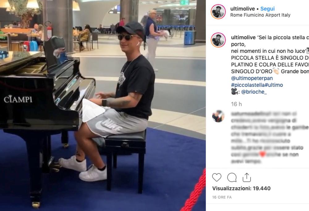 Ultimo: esibizione a sorpresa all'aeroporto di Fiumicino
