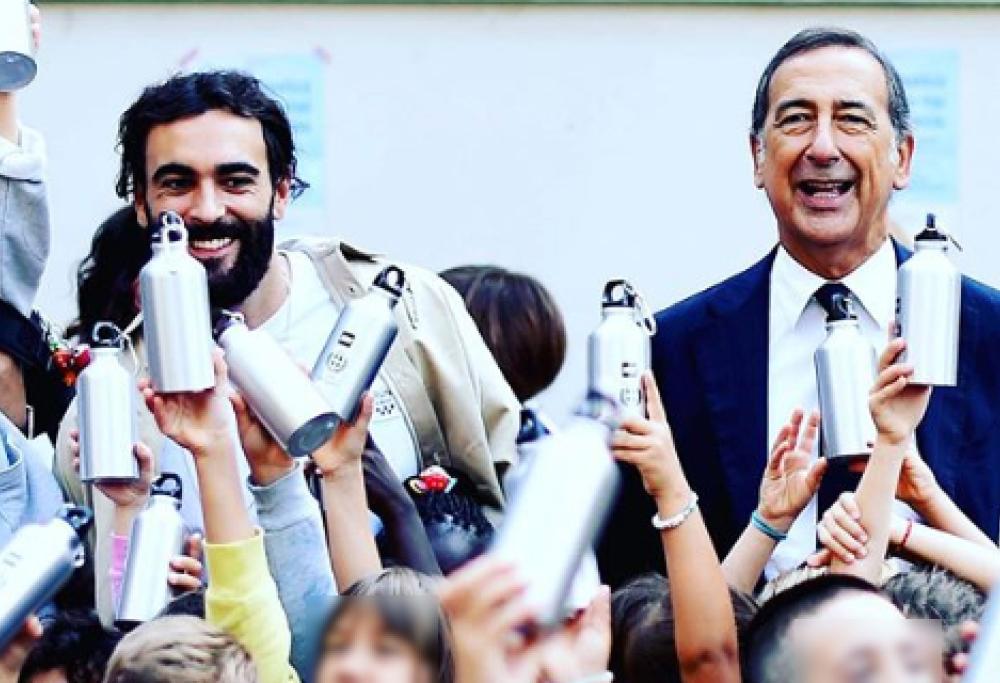 Marco Mengoni a scuola per distribuire borracce anti-plastica ai bimbi
