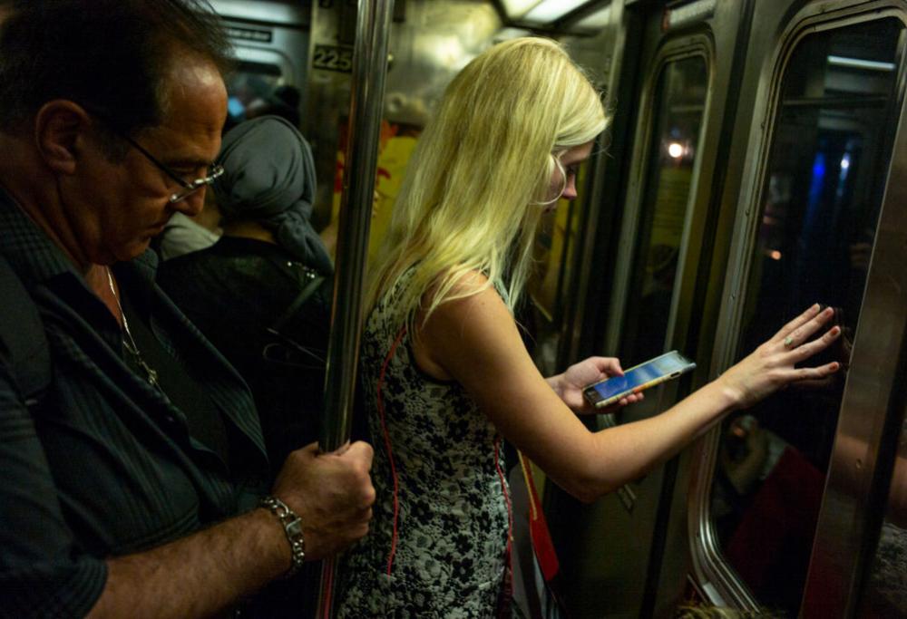 "Goditi il tuo schifoso smartphone": l'annuncio di un giornale in chiusura