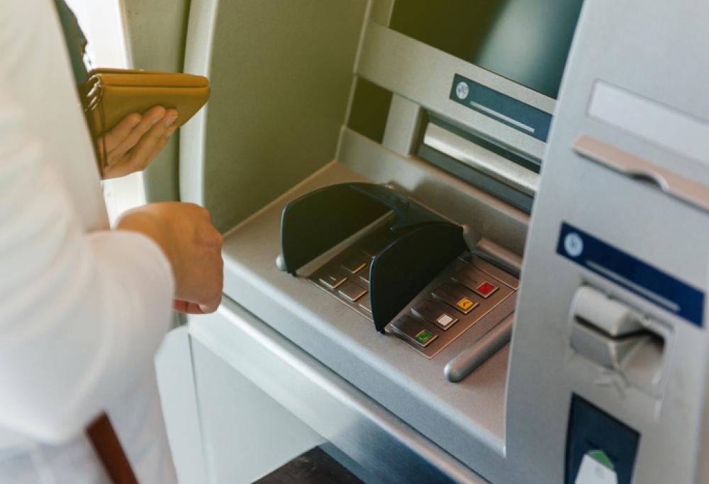 Il bancomat impazzisce ed eroga il doppio dei soldi: indagini in corso