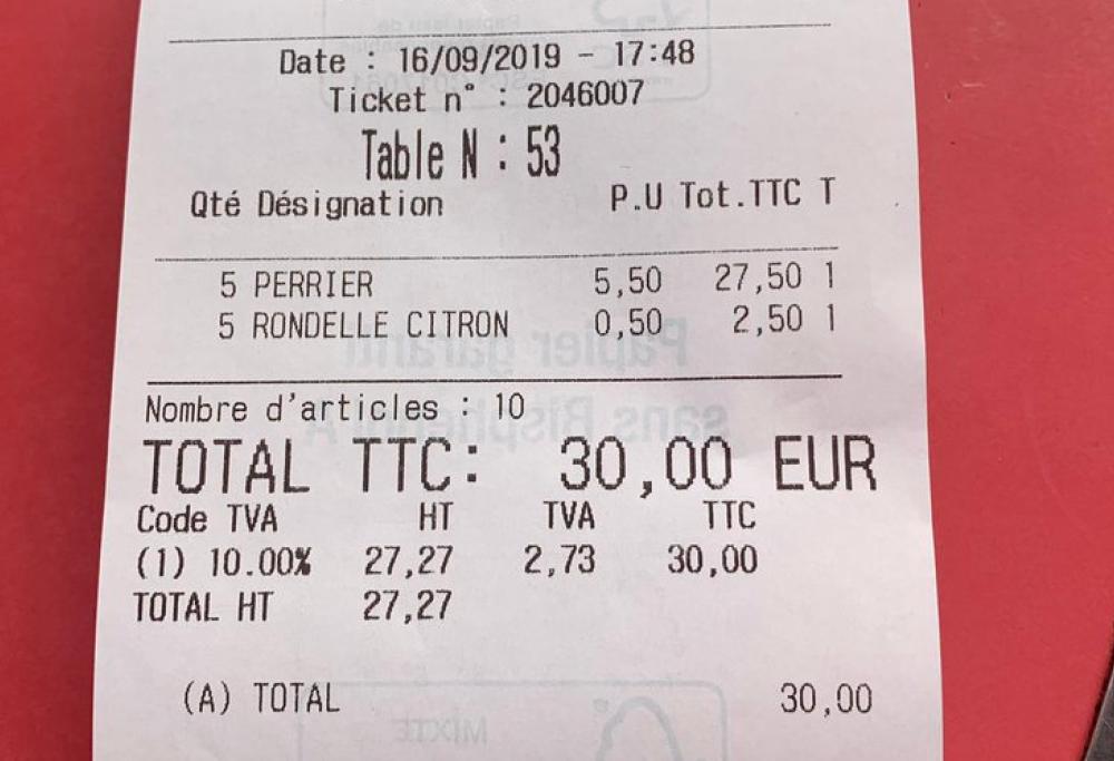 Parigi, 50 cent per una fettina di limone: lo scontrino scatena la polemica