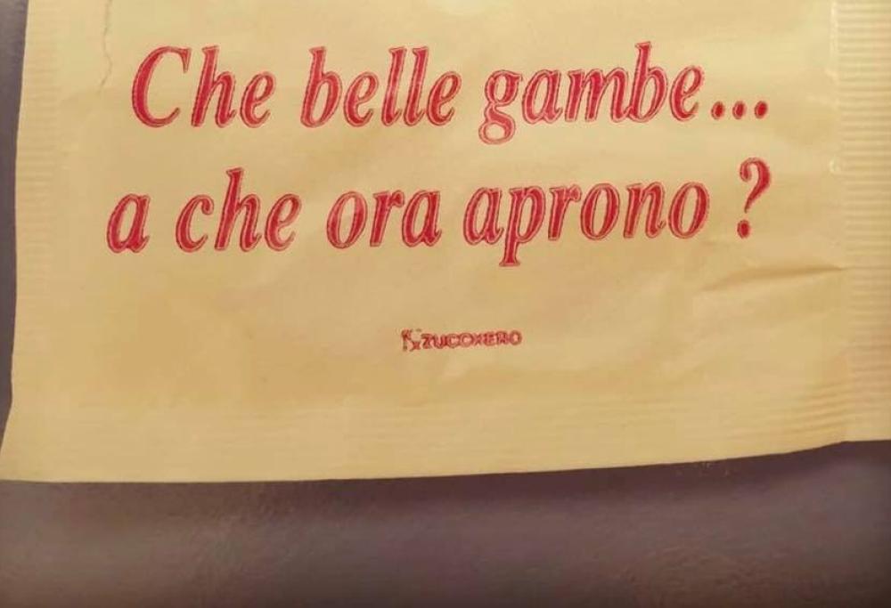 Ironia sessista sulle bustine dello zucchero: polemica contro un bar di Taranto