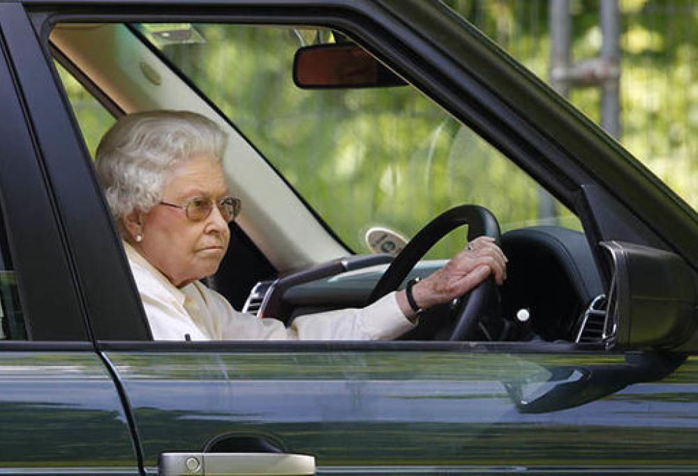 La regina Elisabetta al volante senza patente "guida a rotta di collo"