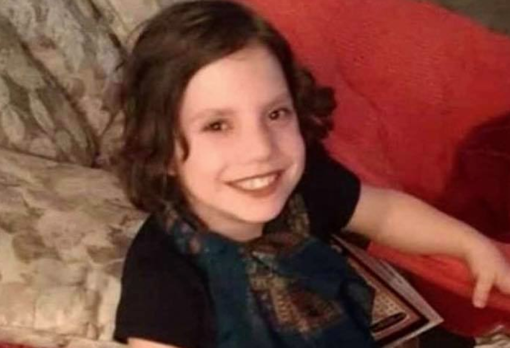 Adottano bimba credendo abbia 6 anni, in realtà ne ha 22, è affetta da nanismo e vuole ucciderli