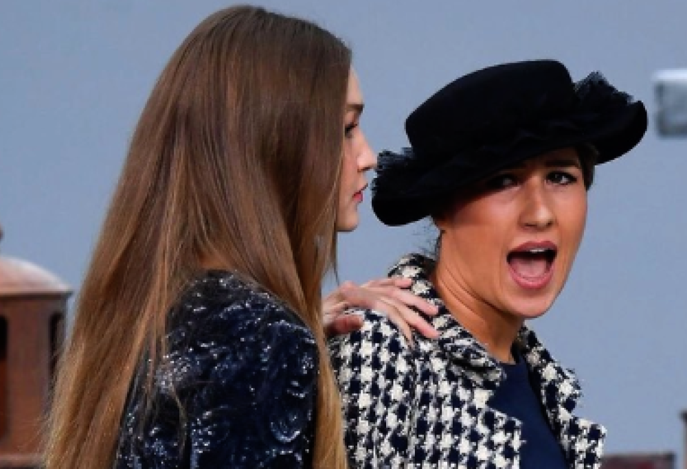 Gigi Hadid salva la sfilata di Chanel da una finta modella