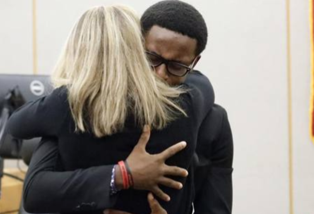 Il fratello della vittima abbraccia la poliziotta condannata, la foto che ha commosso l’America