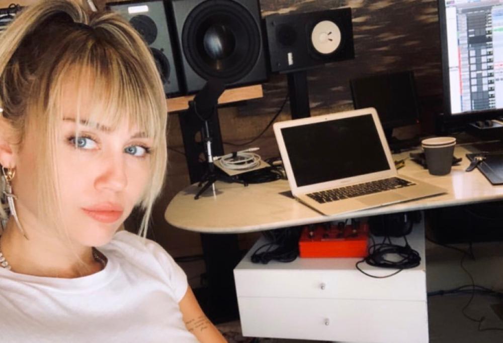 Miley Cyrus twitta dallo studio di registrazione: in arrivo nuova musica?