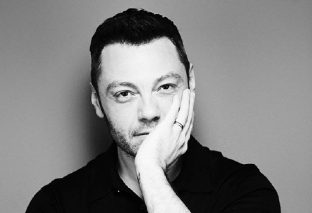 Tiziano Ferro pubblica una nuova versione di “Accetto miracoli”