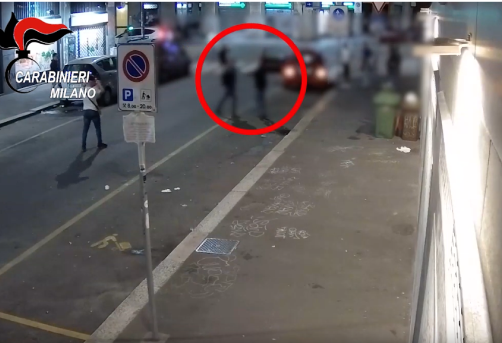Il figlio non rientra a casa: il padre lo picchia in strada e accoltella gli amici