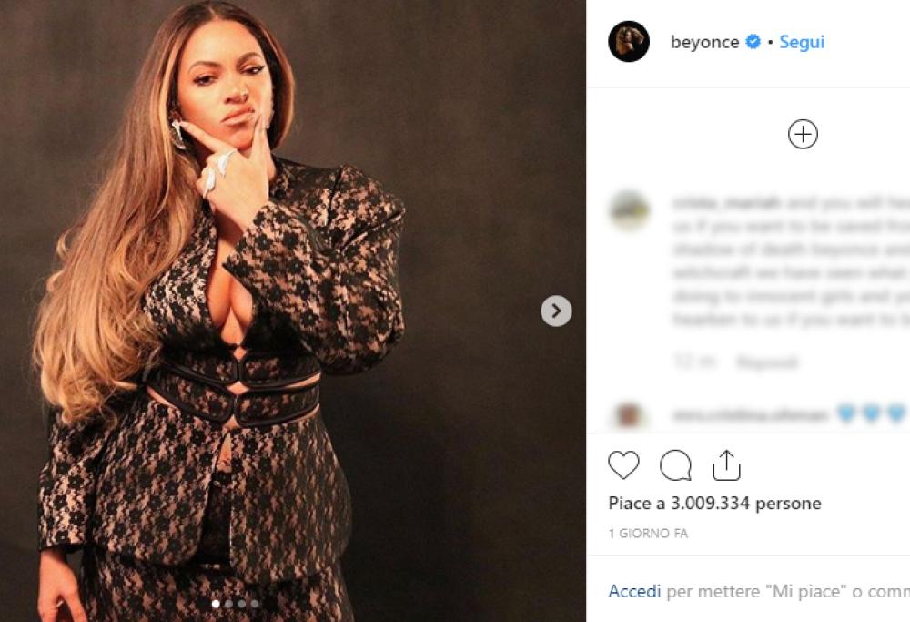 Beyoncé: la foto della scollatura da capogiro fa impazzire i fan