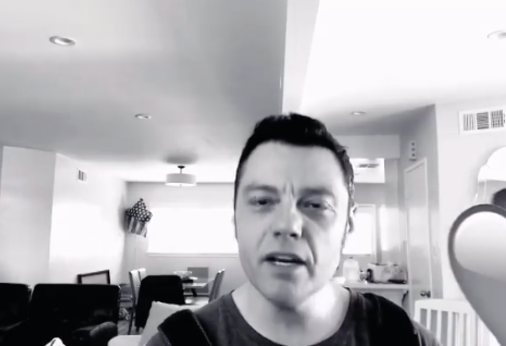 Tiziano Ferro posta un video con suo marito: “Tutti mi chiedono com’è la vita da sposato”