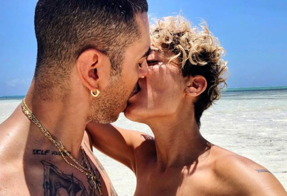 Il bacio appassionato tra Elodie e Marracash sotto il sole di Zanzibar