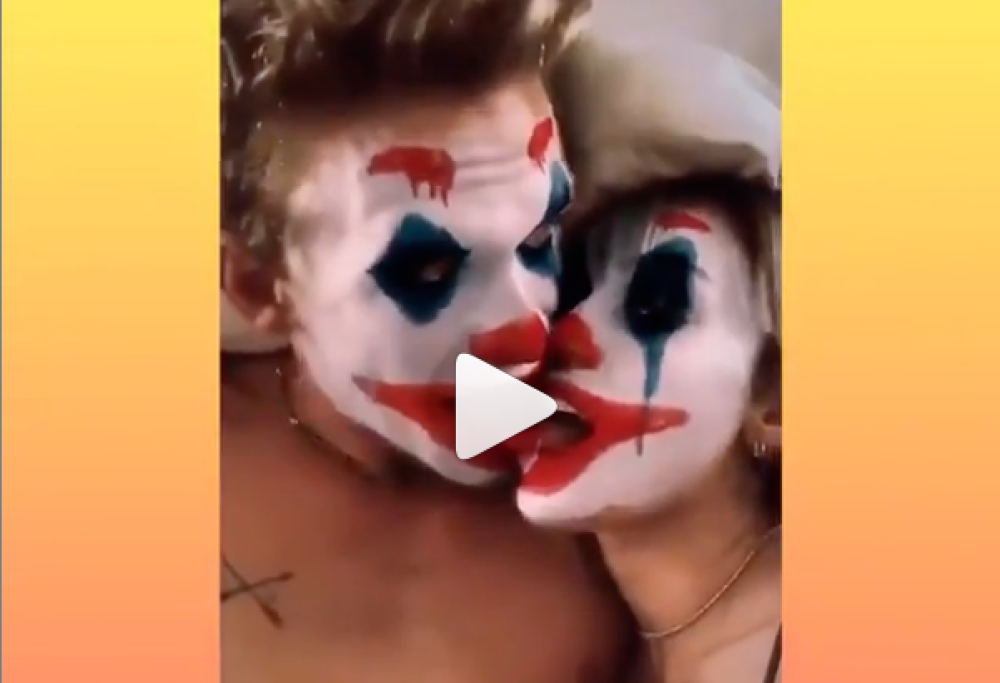 Miley Cyrus e Cody Simpson in versione hot "Joker" [video]