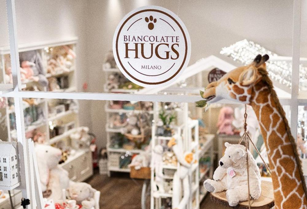 A Milano apre il primo bar con tanti peluche da abbracciare per scaricare lo stress
