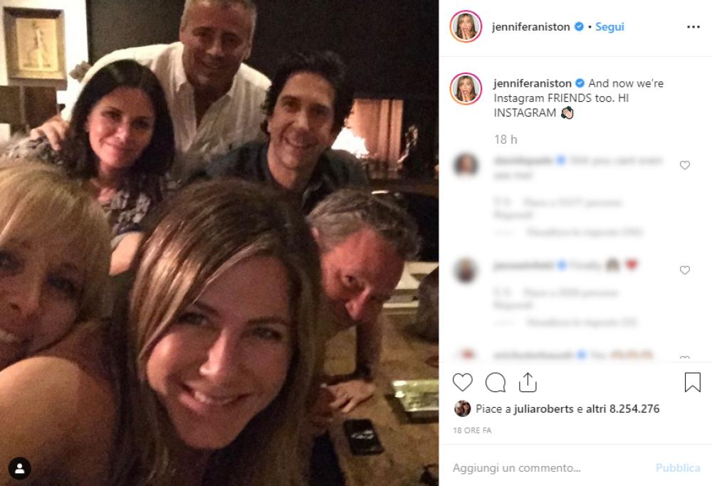 Jennifer Aniston ha aperto il profilo Instagram: la prima foto è con il cast di Friends